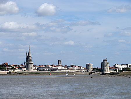 Marée basse sur les tours de La Rochelle